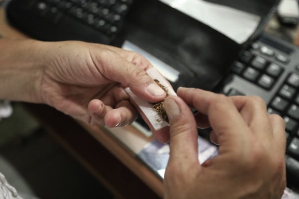 Πλήρωσε ακριβά τον καφέ του! Έπεσε το πρώτο πρόστιμο για τσιγάρο και στη Λαμία