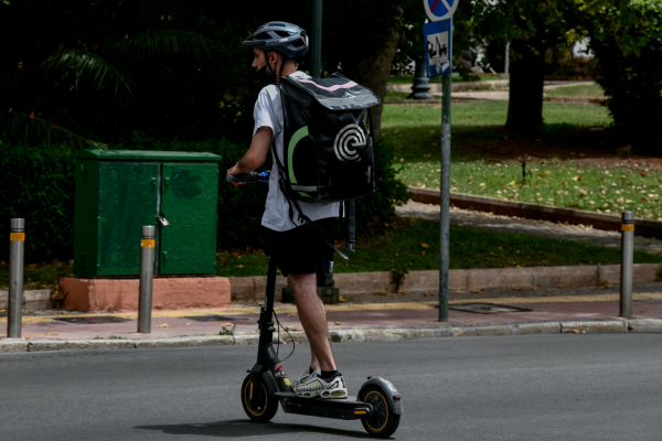 Απαγόρευση εξωτερικών εργασιών και delivery σήμερα Τετάρτη λόγω καύσωνα