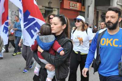 Σε εξέλιξη η πορεία κατά της ανεργίας - Στην Κορινθία οι διαδηλωτές