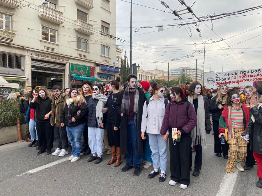 Διαδηλώνουν αυτήν την ώρα στο κέντρο οι καλλιτέχνες