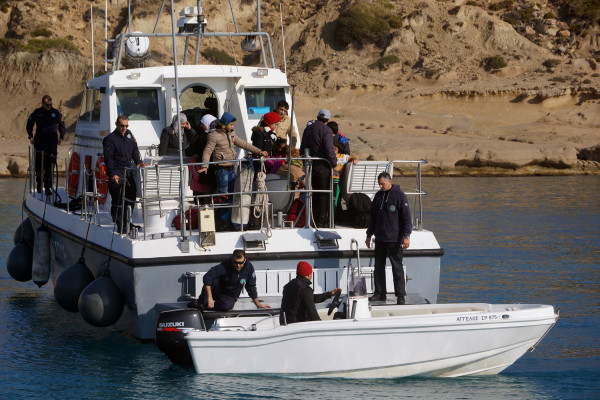 Τα μελτέμια έπεσαν οι πρόσφυγες μπαίνουν πάλι στις βάρκες