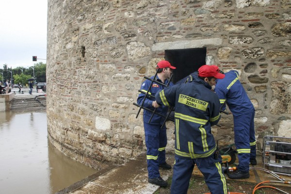 Κλειστός για εργασίες ο Λευκός Πύργος μετά τη χτεσινή νεροποντή