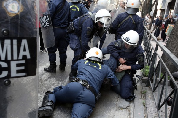 Πέντε τραυματίες και τέσσερις προσαγωγές σε ηλεκτρονικό πλειστηριασμό (pics+vid)