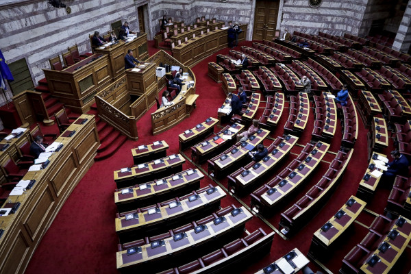 Ανατροπή στη Βουλή - Πέρασε τελικά το άρθρο 3 για τις σχέσεις Εκκλησίας - Κράτους