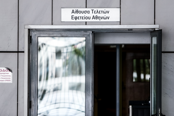 Δίκη για το Μάτι: Λεκτική επίθεση στο Νίκο Τόσκα από συγγενή θύματος: «Ντροπή σας! Λέτε ψέματα»