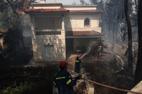 Φωτιά στη Σταμάτα: Ελεύθεροι οι 4 ύποπτοι και προσαγωγή μελισσοκόμου - Στο μικροσκόπιο η πυρκαγιά να ξεκίνησε από εργασίες σε μελίσσια