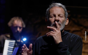 Όταν ο Σταύρος Ξαρχάκος συνάντησε μουσικά τον γιο του και έναν χεβιμεταλά