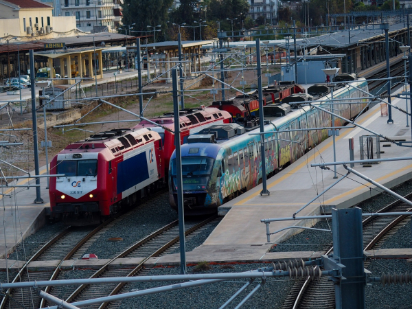 Προαστιακός: Καθυστερήσεις και ακυρώσεις στα δρομολόγια της γραμμής Πειραιάς – Λιόσια λόγω πτώσης δέντρου