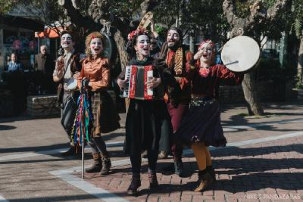 Τσικνοπέμπτη με άρωμα παράδοσης και μουσική στο κέντρο της Αθήνας