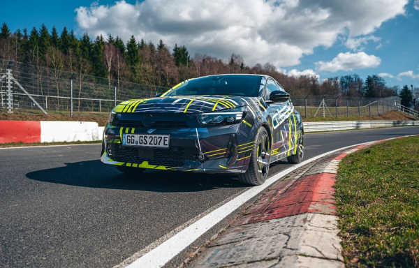 Τραβάει όλα τα βλέμματα: Το Νέο Opel Corsa GSE με σπορ καμουφλάζ