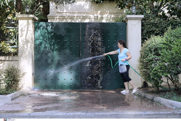 Επίθεση με γκαζάκια έξω από το σπίτι του Γιάννη Πρετεντέρη (εικόνες)