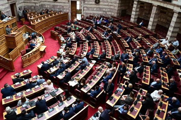 «Ροντέο» η Βουλή για υποκλοπές: Μετωπική κυβέρνησης – αντιπολίτευσης για το πόρισμα του Αρείου Πάγου