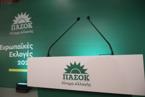 ΠΑΣΟΚ: «Η κυβέρνηση παίρνει πίσω από τη μια τσέπη ό,τι δίνει από την άλλη»