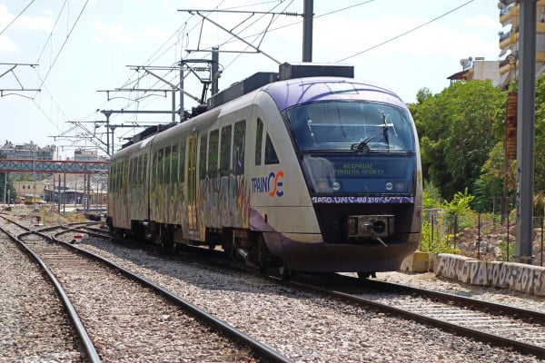 Φωτιά τώρα στον Ασπρόπυργο Αττικής, διακοπή δρομολογίων του προαστιακού