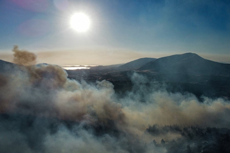 Xωρίς ενεργό μέτωπο οι φωτιές σε Σταμάτα, Κερατέα, Ζάκυνθο, Δίστομο, Ριτσώνα