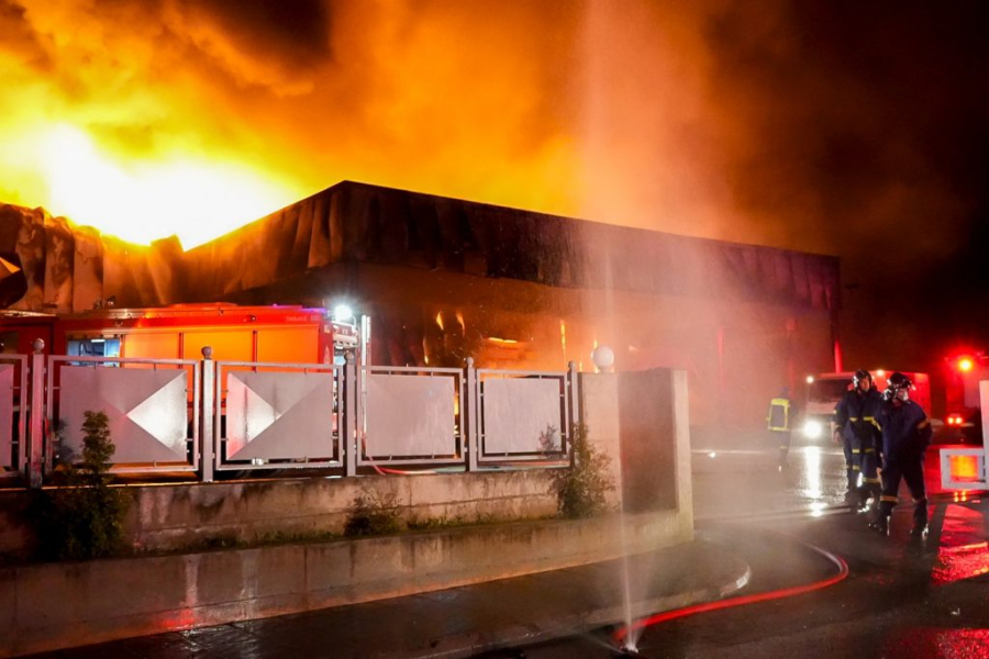 Λαμία: Σφίγγει ο κλοιός για τη φωτιά στο εργοστάσιο - Το επίμαχο email για τα ασφάλιστρα