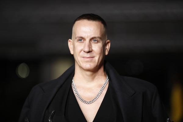 Υψηλή μόδα από Jeremy Scott με ανακύκλωση παλαιών μερών αυτοκινήτων