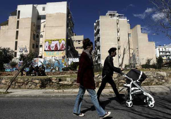 Μικρότερη η κατάθλιψη των γονιών όταν τα ενήλικα παιδιά ξαναγυρίζουν σπίτι