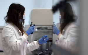 Έμπολα: Στην Οξφόρδη αναπτύσσουν νέο εμβόλιο, ίσως να είναι έτοιμο για δοκιμές σε 2-3 μήνες