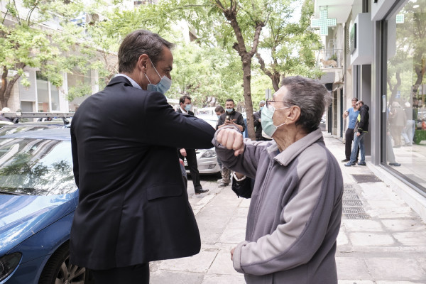 Στο Παγκράτι ο Μητσοτάκης – Μίλησε με πολίτες για τη νέα καθημερινότητα (pics &amp; vid)