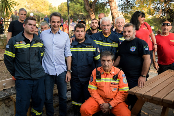 Ο Κυριάκος Μητσοτάκης μαζεύει σκουπίδια στον Υμηττό με εθελοντές (pic)