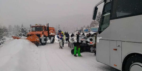 Παρνασσός: Λεωφορείο με 50 επιβάτες ξέφυγε από την πορεία του (pics)