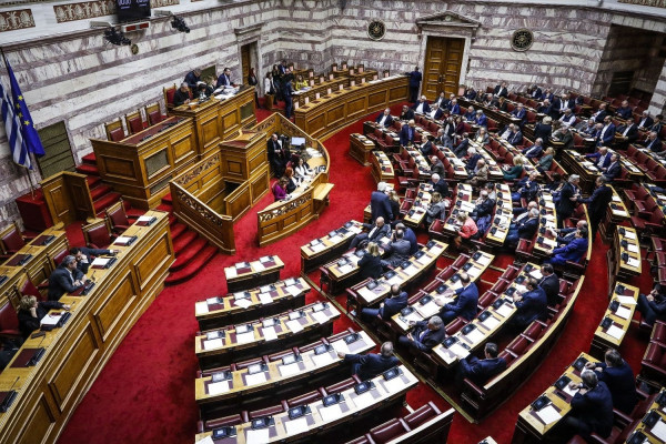 Ψηφίζεται σήμερα 13η σύνταξη, μειωμένος ΦΠΑ και 120 δόσεις