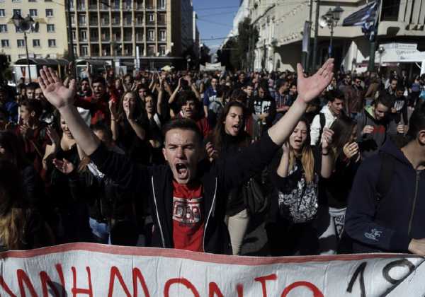 Μαθητικό συλλαλητήριο έξω από το υπουργειο Παιδείας αυτή την ώρα