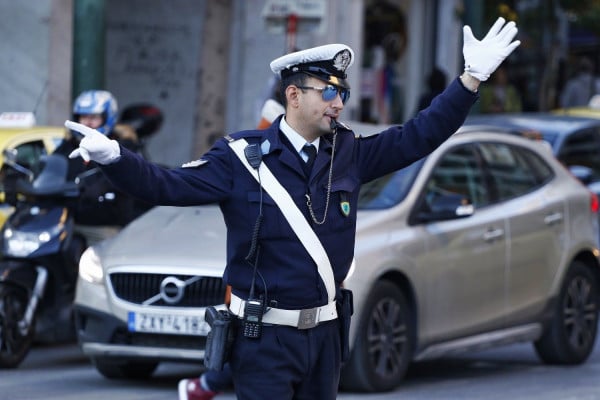 Σαφάρι απο την Τροχαία για τους παραβάτες οδηγούς που μιλούν στο κινητό