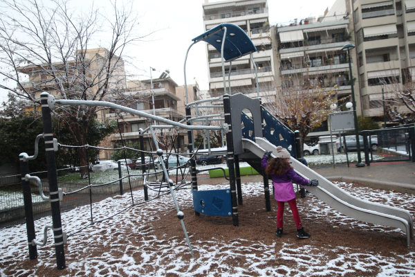 «Κλείστε την οθόνη και παίξτε με το χιόνι»: Κατά της τηλεκπαίδευσης «για λόγους εντυπώσεων» ο Φίλης