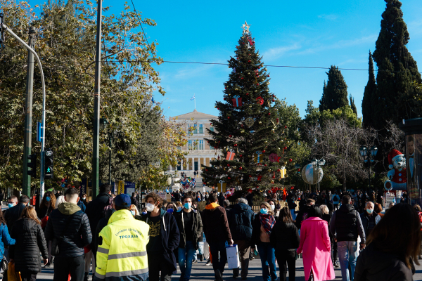 Η Μετάλλαξη Όμικρον φέρνει νέα μέτρα σε εστίαση και κέντρα διασκέδασης, τι αλλάζει με μάσκες κ τηλεργασία