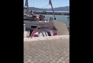 Η στιγμή που ιστιοφόρο προσκρούει σε σκάφη σε λιμάνι της Λευκάδας