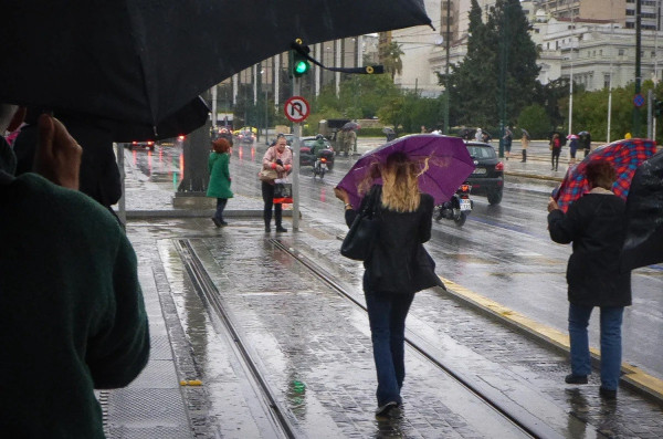 Καιρός αύριο: Βροχές και καταιγίδες και πτώση της θερμοκρασίας