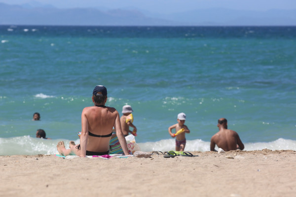 Είναι επίσημο: Ετσι θα ανοίξουν οι οργανωμένες παραλίες το Σάββατο 16 Μαίου - Ολα τα μέτρα