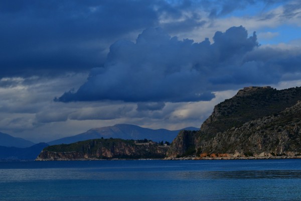 Τοπικές βροχές και μικρή πτώση της θερμοκρασίας