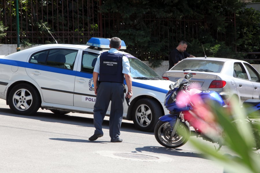 Παραδόθηκε ο 47χρονος που πυροβόλησε τον αδερφό του στην Κηφισιά