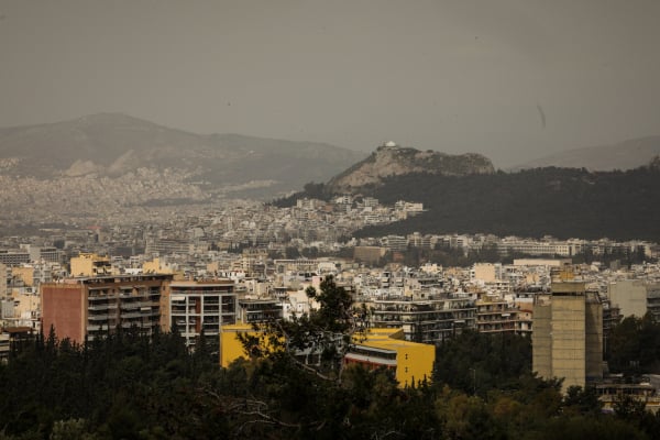 Καιρός: Η αφρικανική σκόνη «σκεπάζει» τη χώρα, πόσο θα διαρκέσει το φαινόμενο