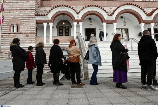 Θεοφάνεια: Ουρές πιστών έξω από εκκλησίες για τον αγιασμό, περιπολίες της αστυνομίας (vid)