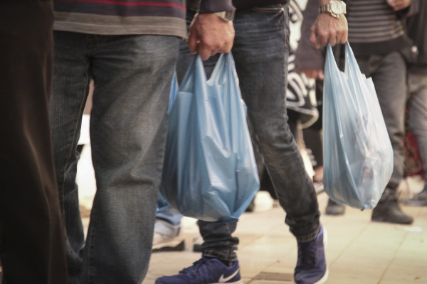 Έρχεται οριζόντιο χαράτσι σε όλες τις πλαστικές σακούλες