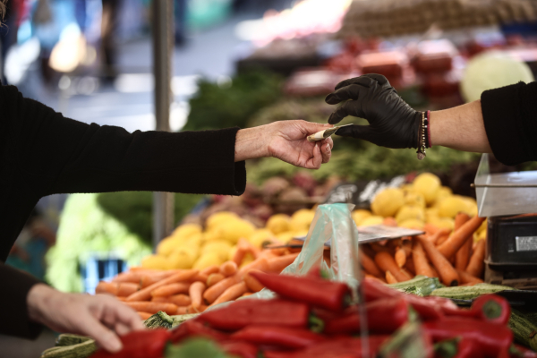 Διευκρινίσεις από την ΑΑΔΕ για το ελάχιστο εισόδημα των πωλητών λαϊκών αγορών