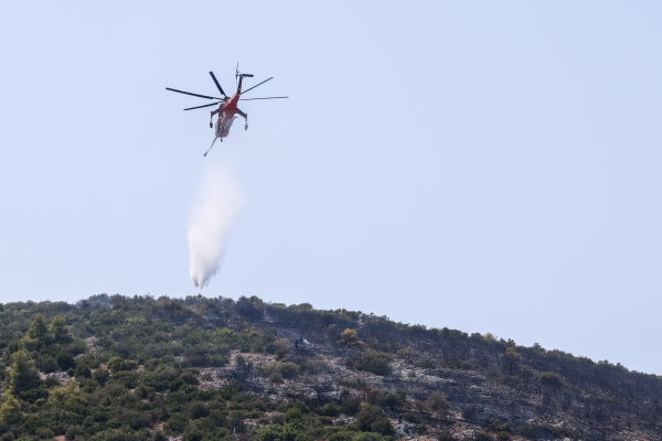 Υπό έλεγχο η φωτιά στον Αυλώνα, άνοιξαν οι δρόμοι για τα οχήματα