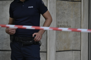 Στο μικροσκόπιο των ερευνών ο εντολέας της επίθεσης με χειροβομβίδα στον εισαγγελέα - Τι βρέθηκε στο σπίτι του