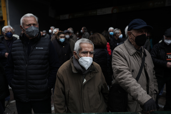 Σχεδόν 30.000 αιτήσεις συνταξιοδότησης βρέθηκαν χαμένες... στα τσουβάλια