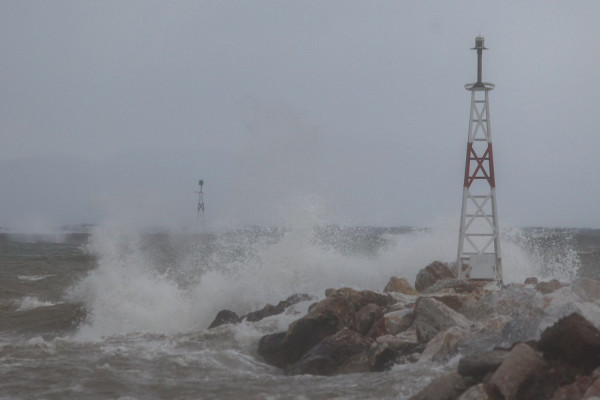 Καιρός αύριο: Ισχυροί άνεμοι και βροχές, πώς θα εξελιχθεί η κακοκαιρία