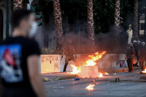 Εκτακτο, ένταση στο Σύνταγμα: Μολότοφ και χημικά έξω από τη Βουλή