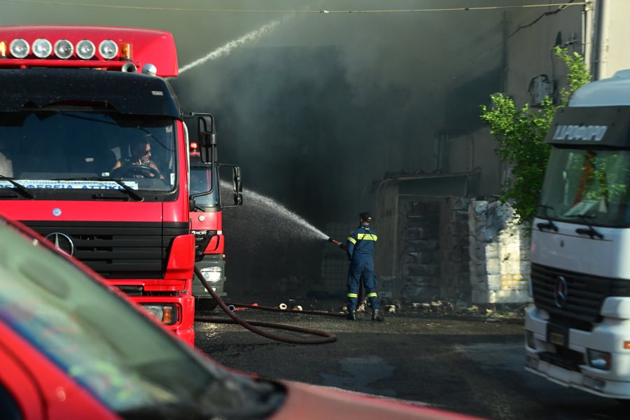 Φωτιά στο Μενίδι: Στις φλόγες επιχειρήσεις πλαστικών και χαρτικών