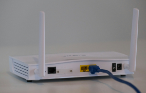 Αλουμινόχαρτο κάτω από το Wi-Fi router: Τι κάνει και γιατί το συνιστούν οι ειδικοί