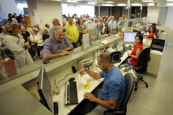 ΑΑΔΕ: Τι ισχύει για την προμήθεια στις τράπεζες για πληρωμή φόρων