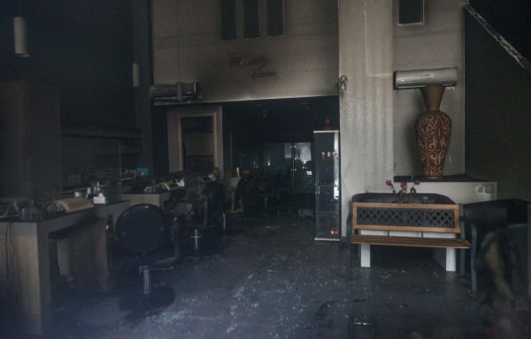 Νέα Σμύρνη: Εμπρηστική επίθεση σε κομμωτήριο τα ξημερώματα - Μεγάλες ζημιές, δείτε φωτογραφίες