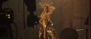 Σινεμά: Η ποπ σταρ Άν Χάθαγουεϊ και η στοιχειωμένη σκούπα